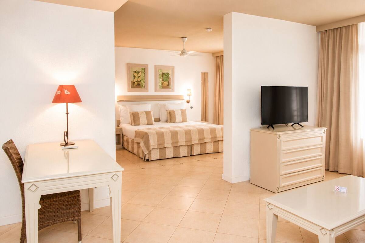 Standard Suite | In-room safe, desk, blackout drapes, WiFi (free)