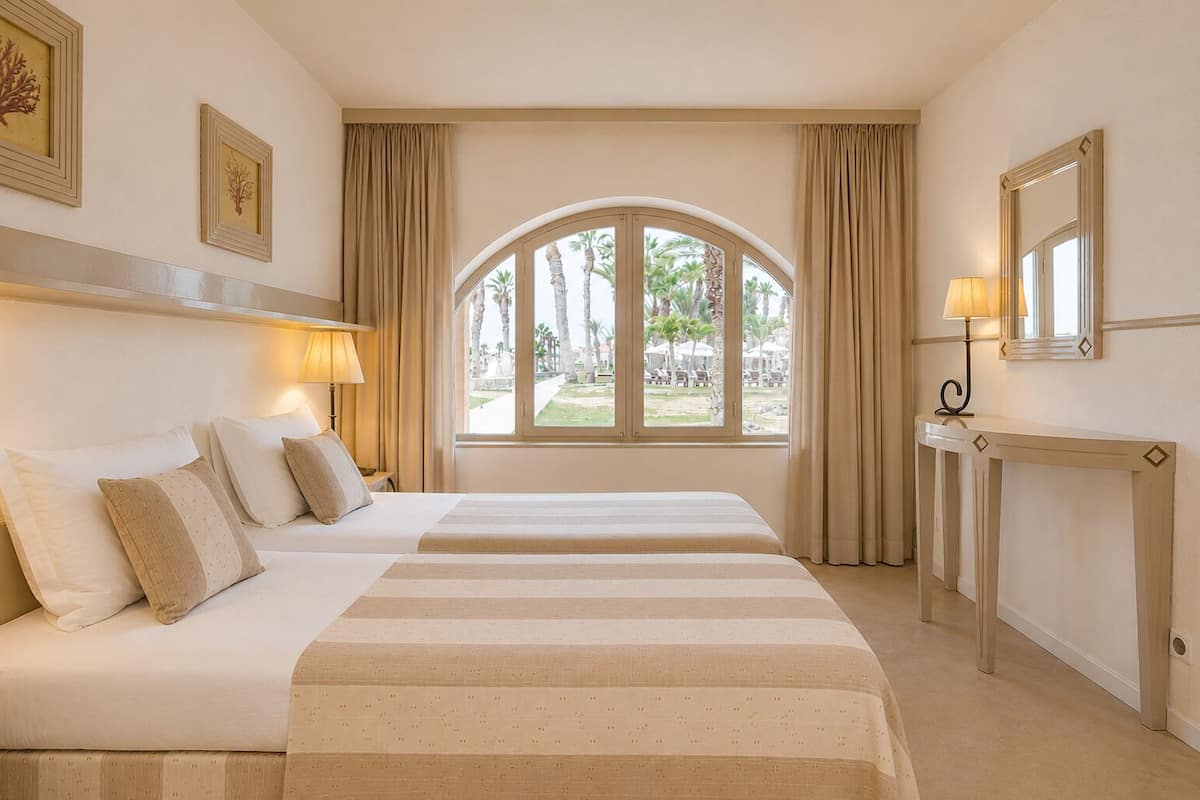 Suite júnior, al costat de la platja | Caixa forta a l'habitació, escriptori, cortines opaques i wifi gratuïta