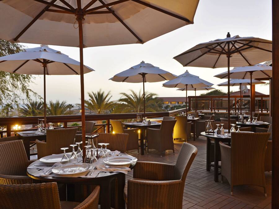 3 restaurants; breakfast, lunch, and dinner served