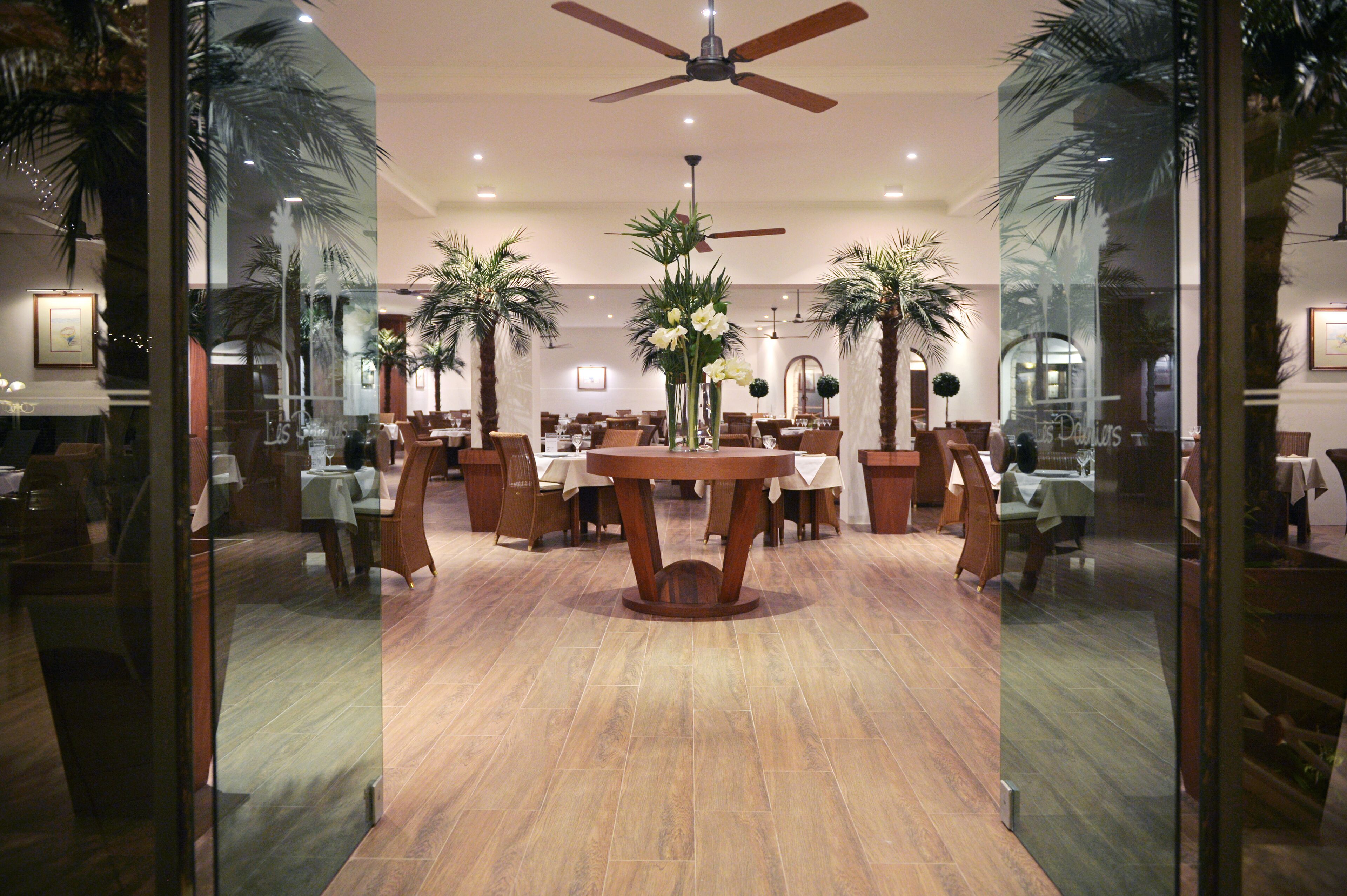 3 restaurants, serveren ontbijt, lunch, diner, Franse gerechten