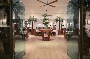 3 间餐厅，供应早餐、午餐和晚餐，法国菜