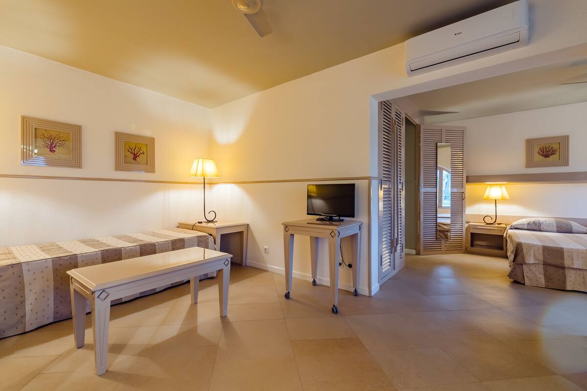 junior suite, beachside | living area | tv