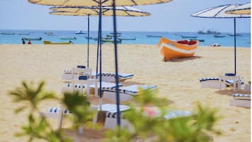 Ubicación a pie de playa, arena blanca, submarinismo y bar en la playa