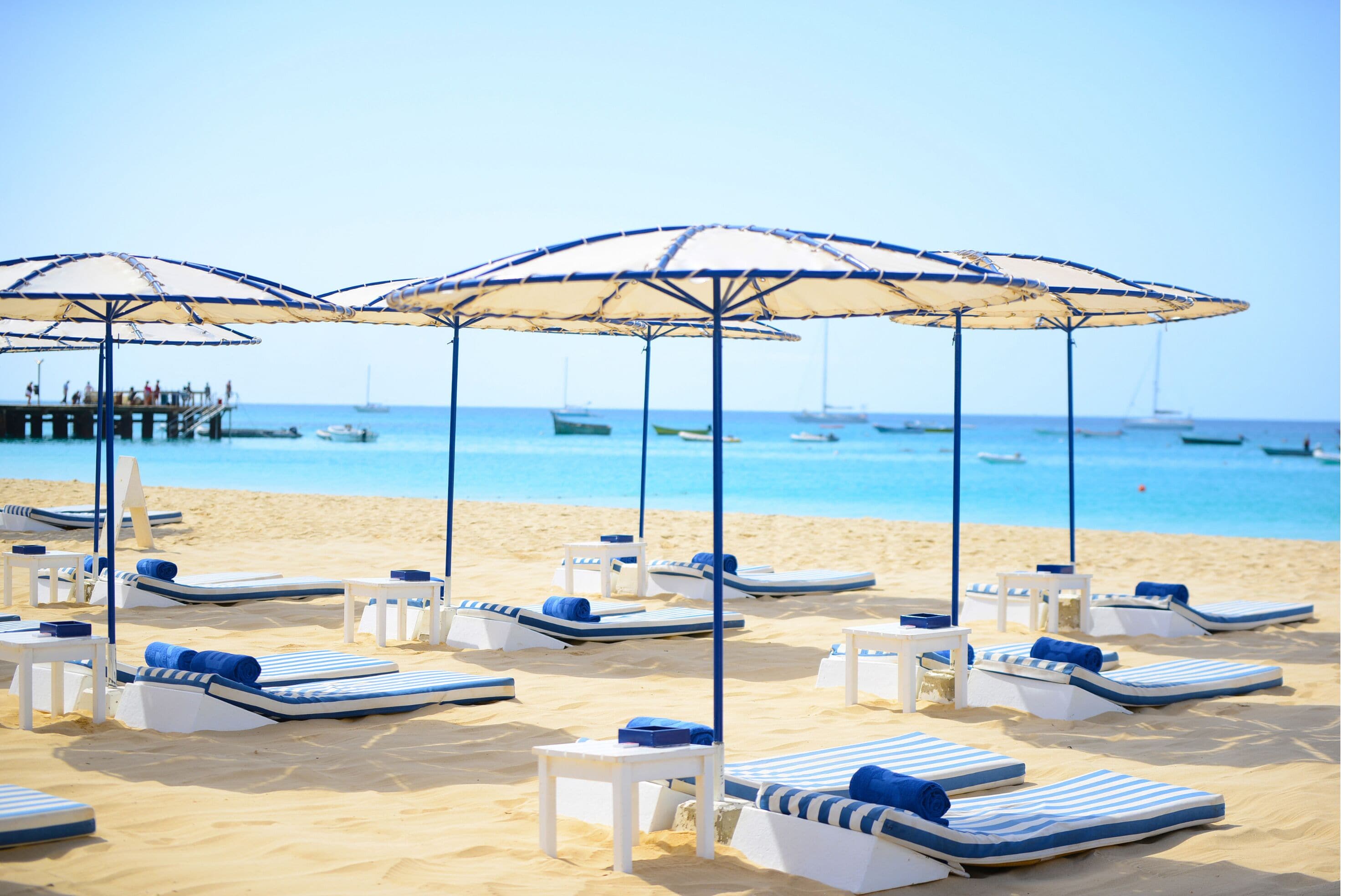 Ubicación a pie de playa, arena blanca, submarinismo y bar en la playa