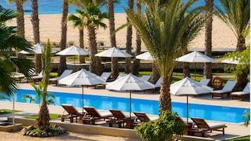 3 piscines extérieures, parasols de plage, chaises longues