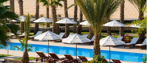 3 piscines extérieures, parasols, chaises longues