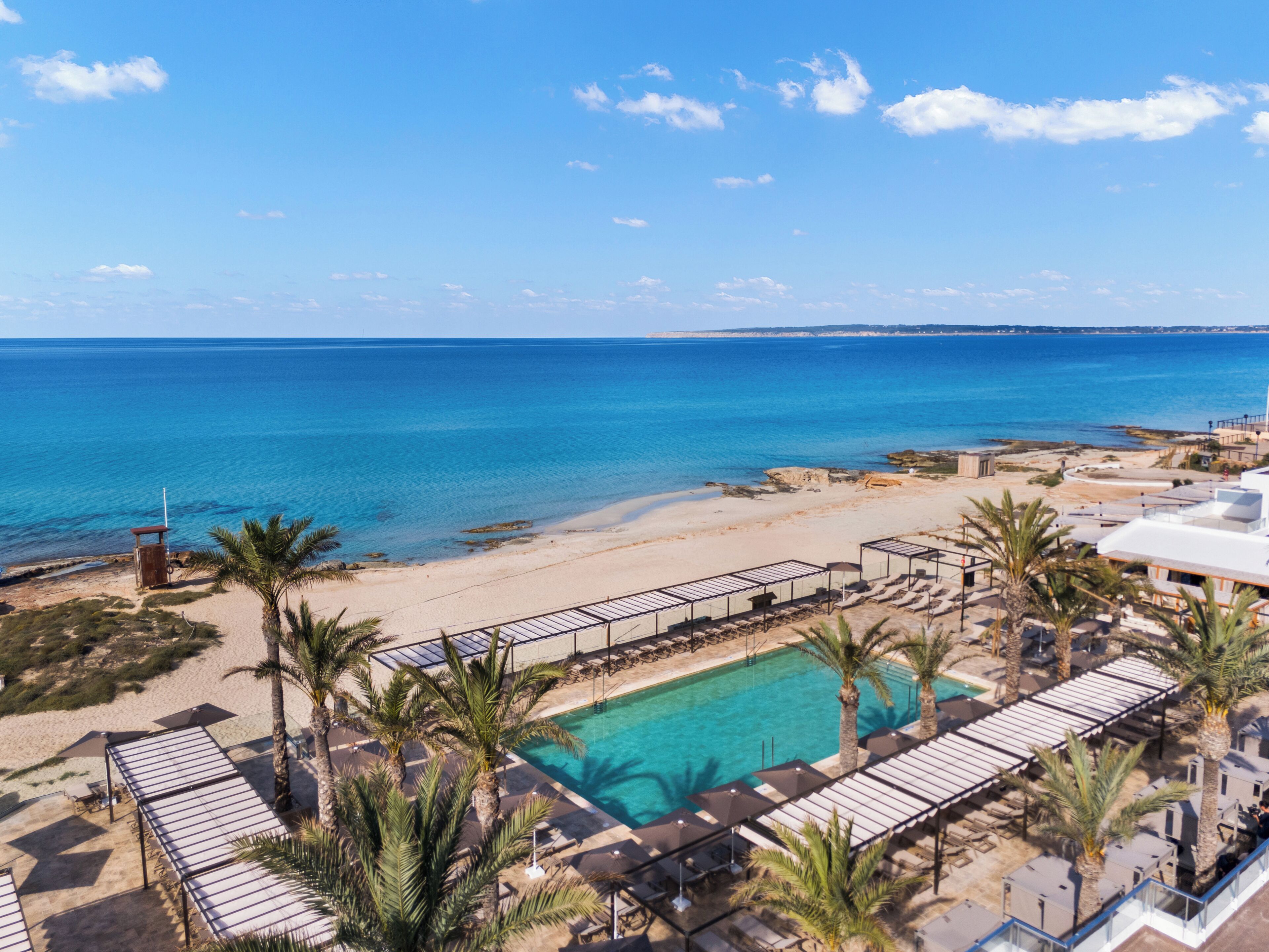 3 piscinas al aire libre, sombrillas, sillones reclinables de piscina