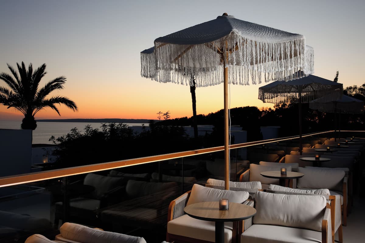 3 bars/lounges, poolside bar