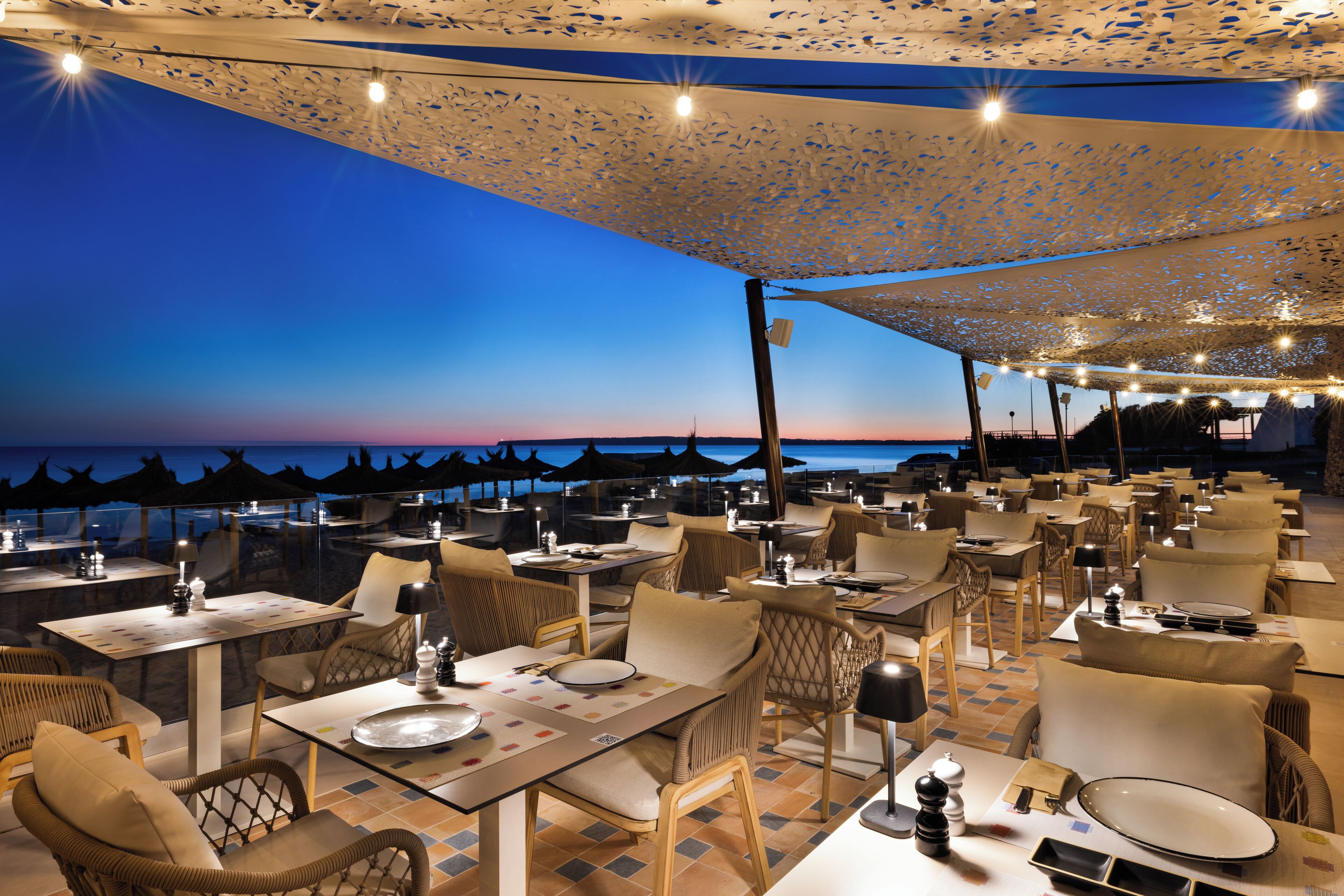 3 restaurants, breakfast served