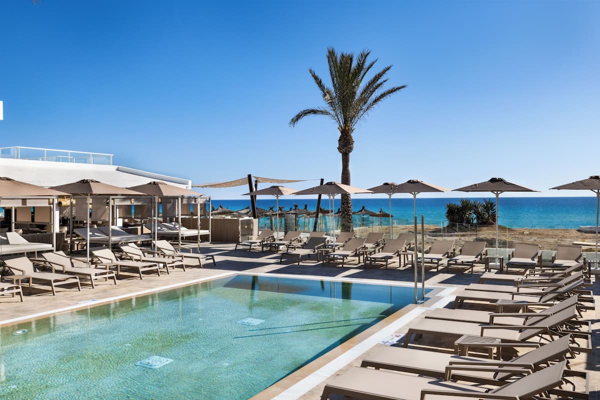 3 outdoor pools, pool umbrellas, pool loungers