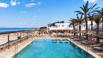 3 piscines extérieures, parasols de plage, chaises longues