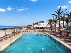 3 outdoor pools, pool umbrellas, pool loungers