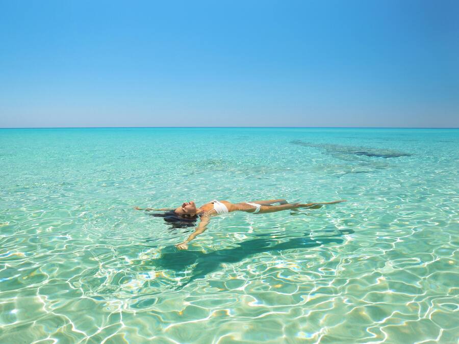 På stranden, vit sandstrand, solstolar och parasoller