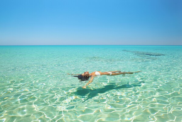 On the beach, white sand, sun loungers, beach umbrellas - Hotel Riu Palace La Mola (Formentera)