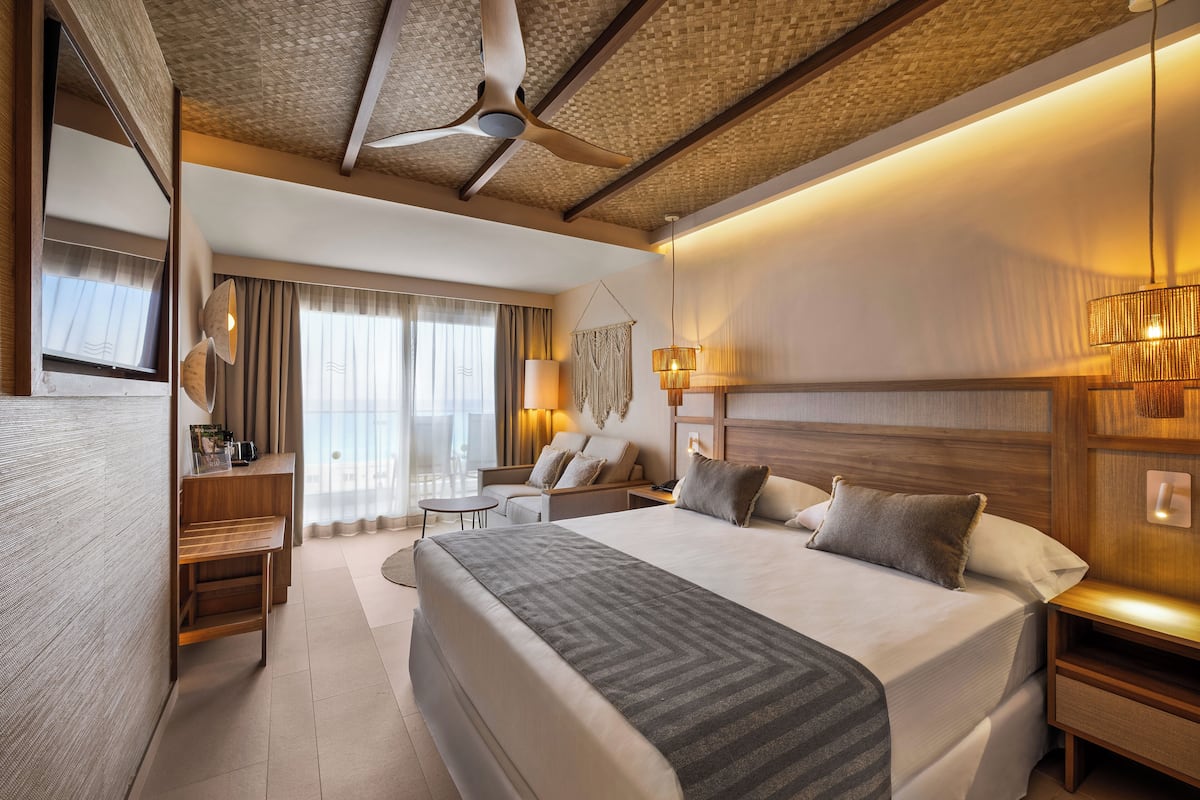 double room, balcony, sea view | minibar, in-room safe, free wifi, bed sheets
