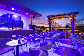 3 bars/lounges, poolside bar