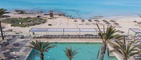 On the beach, white sand, sun-loungers, beach umbrellas