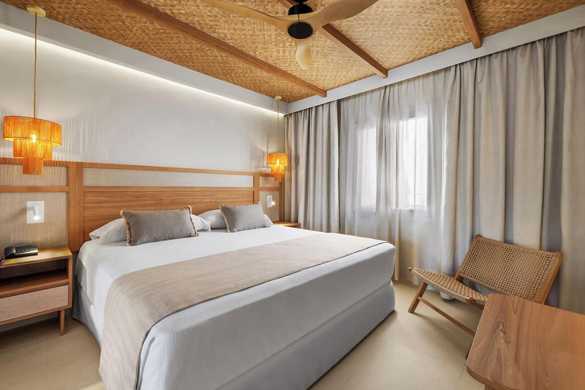 Minibar, in-room safe, WiFi (free), bed sheets