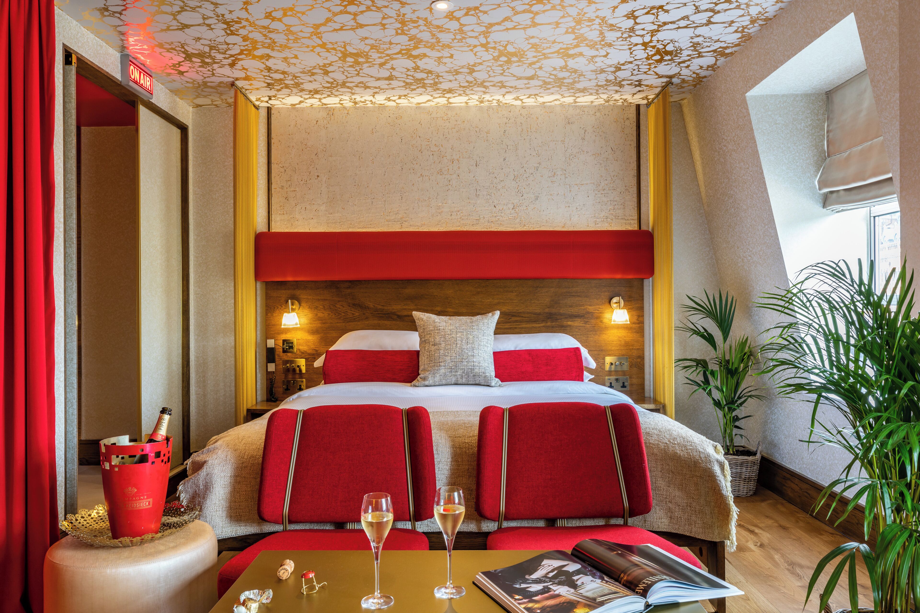 Pop Diva Suites | Dundyner, senger med overmadrass, minibar og safe på rommet