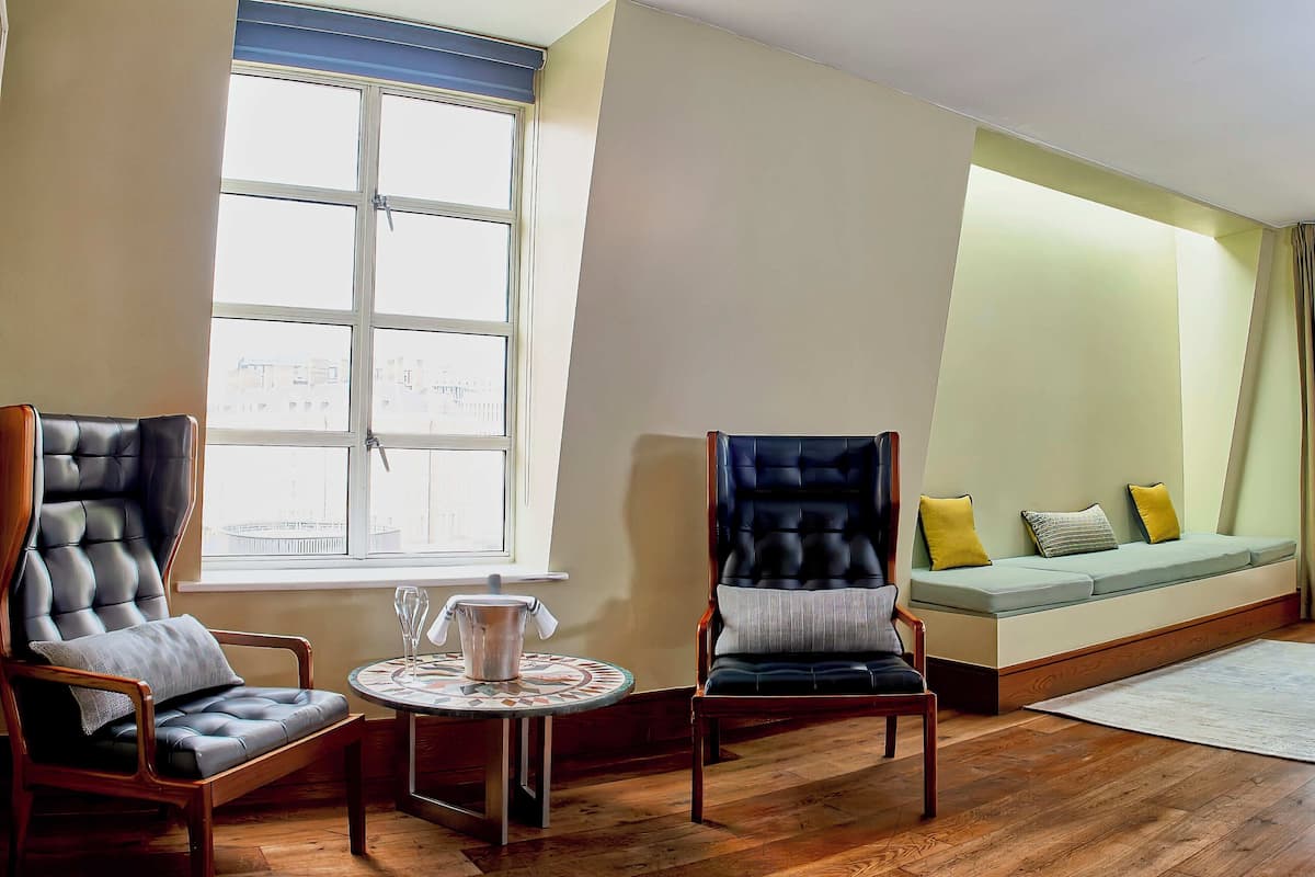 Suite junior (with View) | 1 habitación, edredón, camas con pillow-top y minibar