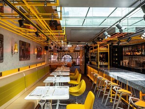 Petit déjeuner, déjeuner, dîner et brunch servis sur place