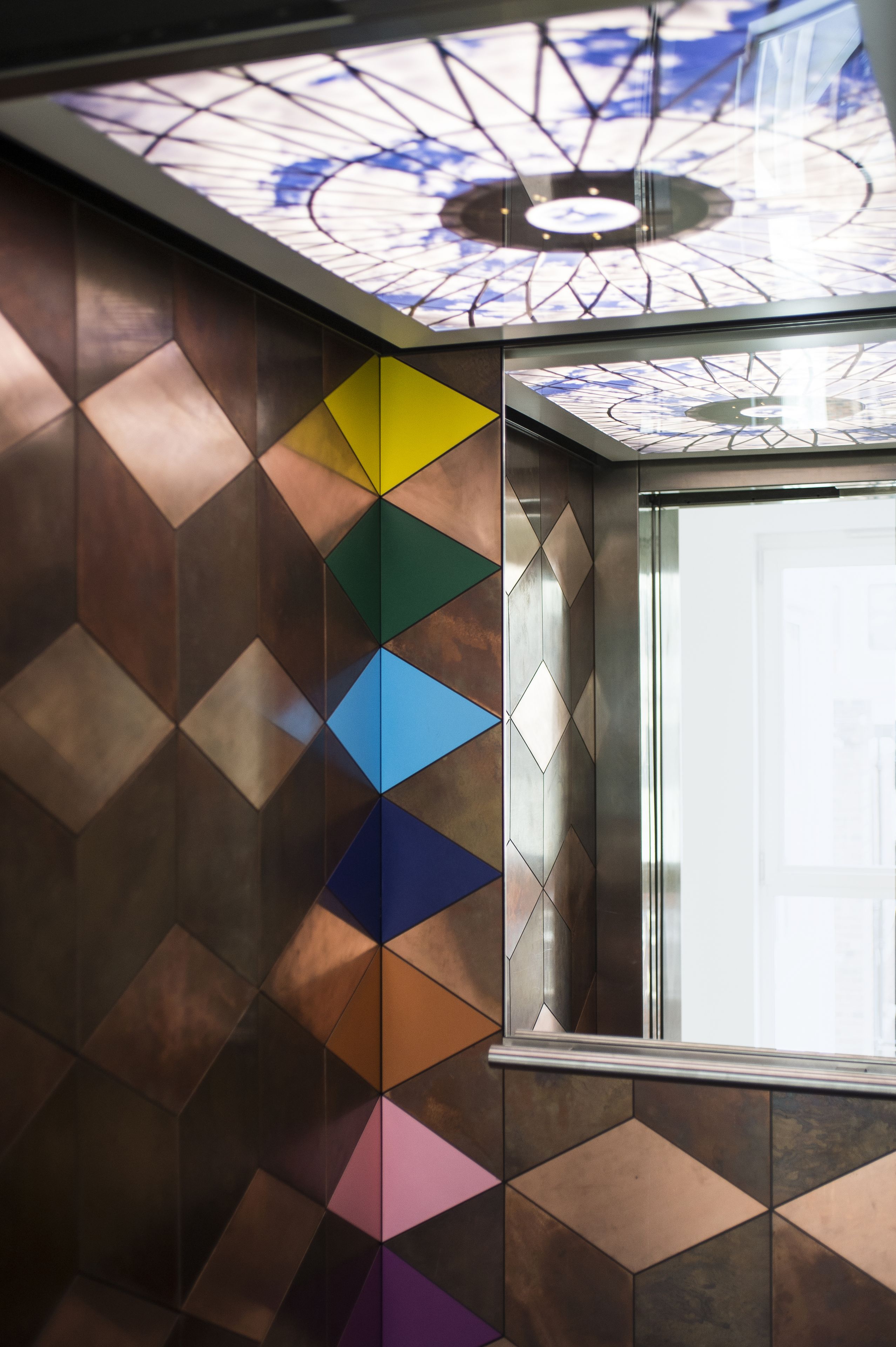 2 bars/lounges, cocktail bar, lobby lounge