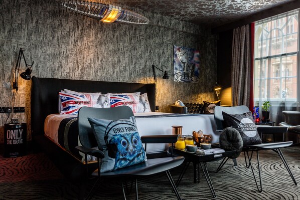 1 bedroom, down duvets, pillow-top beds, minibar