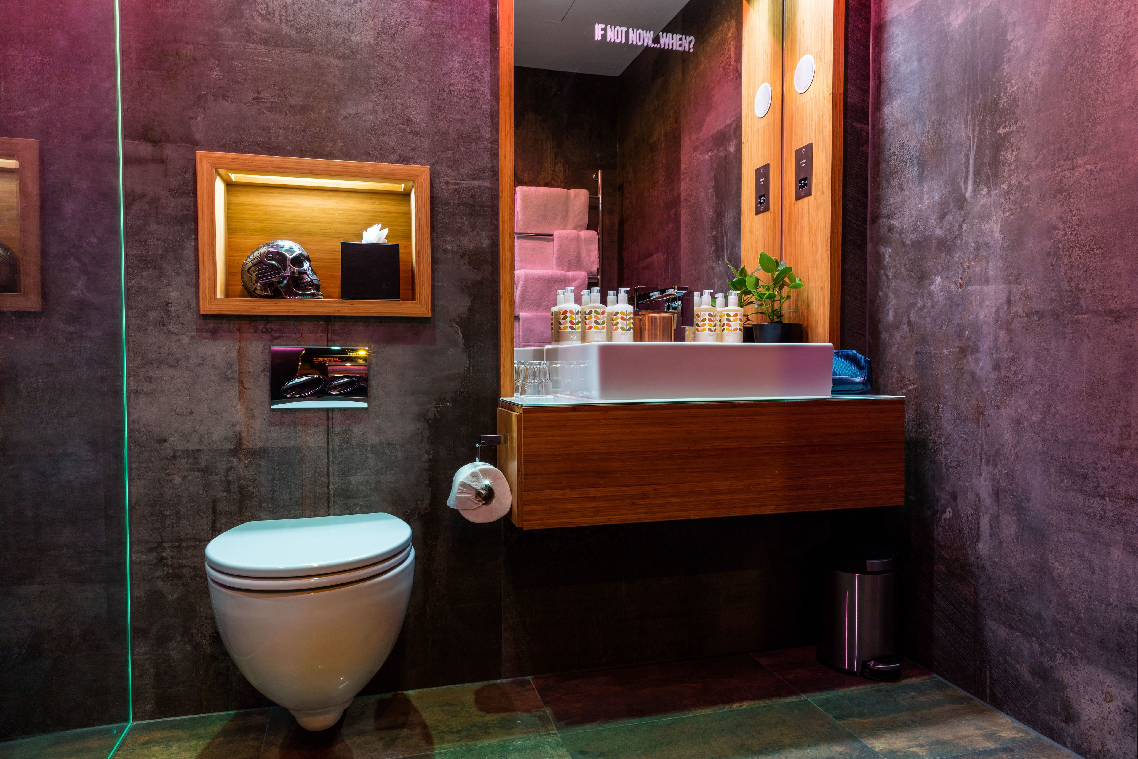 corner studio | bathroom | free toiletries, hair dryer, towels