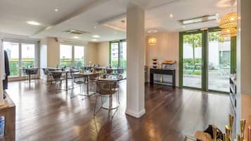 Dagelijks ontbijtbuffet (EUR 16.90 per persoon)