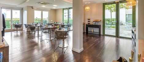 Daily buffet breakfast (EUR 16.90 per person)
