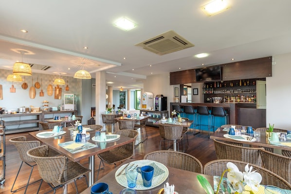 Daily buffet breakfast (EUR 16.90 per person)
