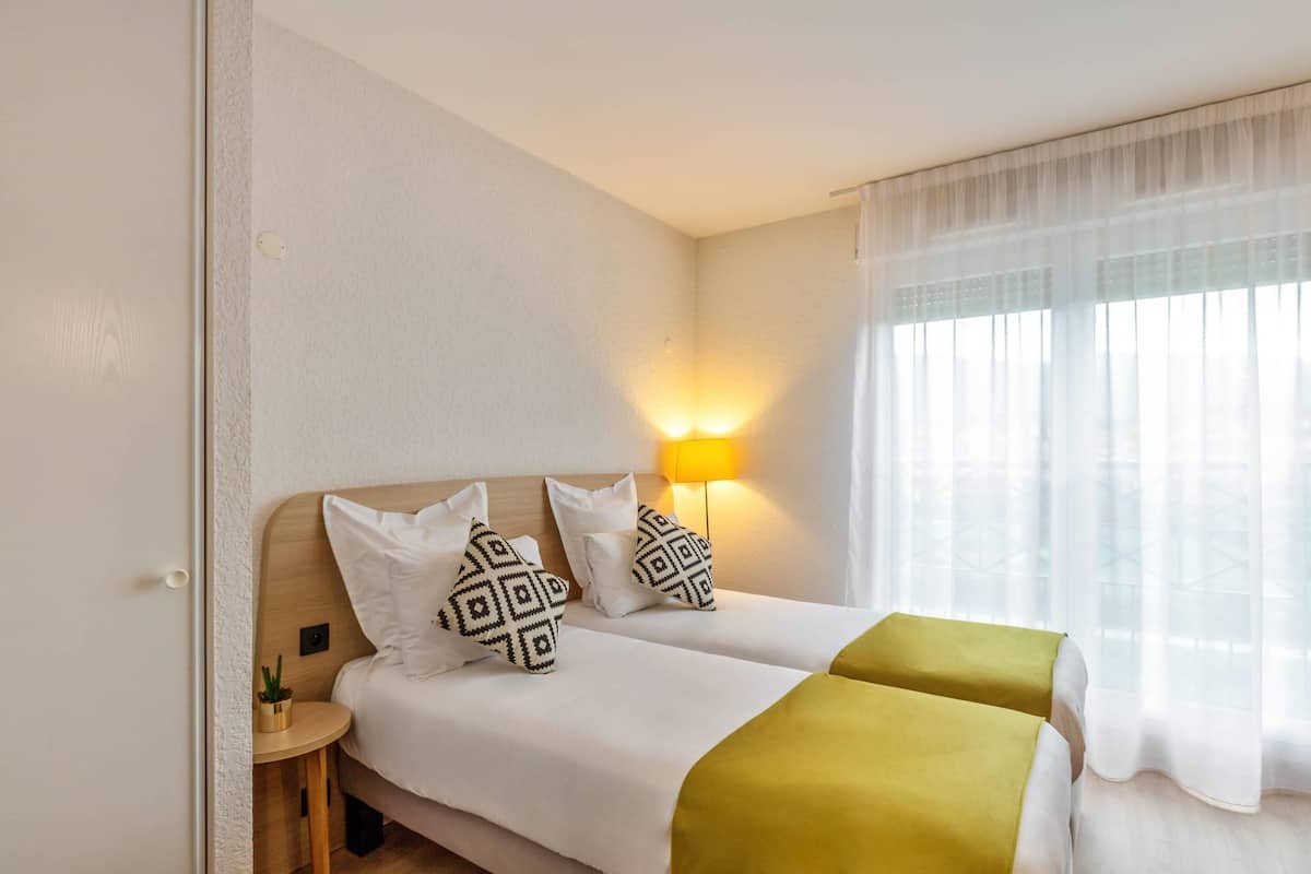 Studio double | Escritorio, cortinas opacas, cunas gratuitas y wifi gratis