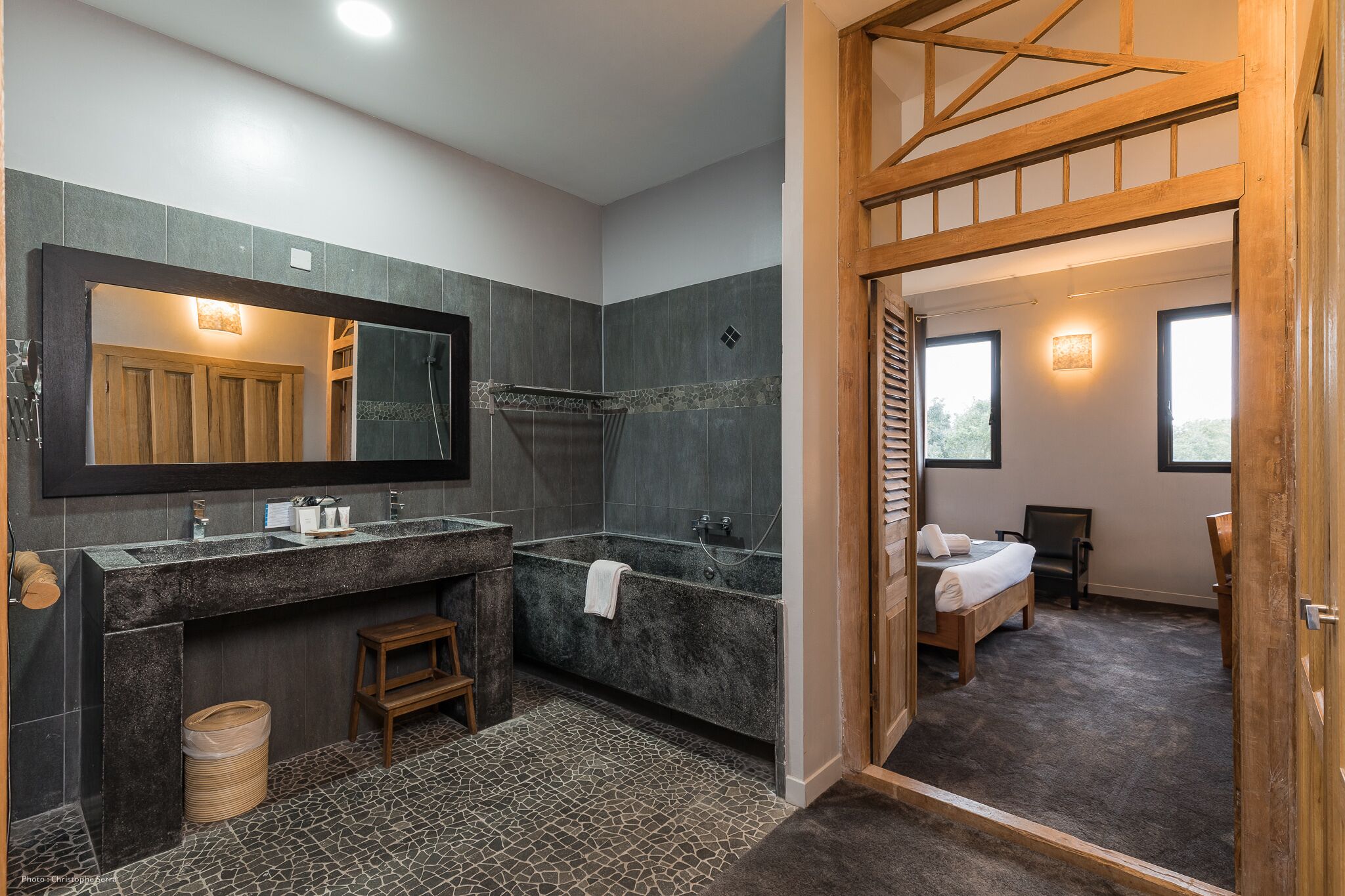 deluxe double room | bathroom | combined shower/bathtub, deep-soaking bathtub, free toiletries