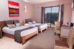 Family Room with terrace | 迷你吧、客房内保险箱、办公桌、遮光窗帘