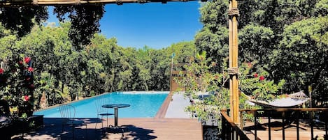 Una piscina al aire libre de temporada