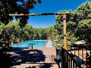 Una piscina al aire libre de temporada