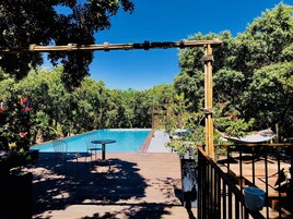 Una piscina al aire libre de temporada