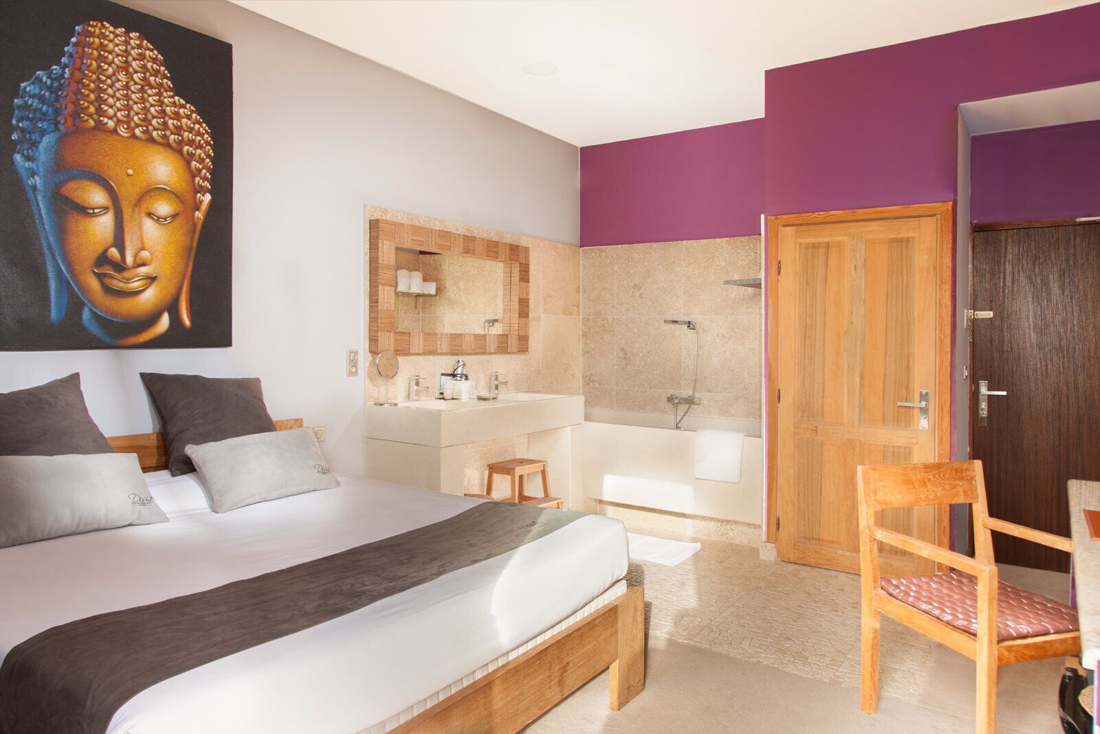 deluxe with terrace | bathroom | combined shower/bathtub, deep-soaking bathtub, free toiletries