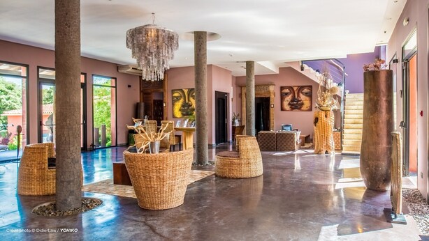 A spacious lobby with high ceilings, large windows, and a mix of seating areas. - Hôtel restaurant spa Disini Montpellier Est, The Originals Relais (Castries)