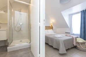 Shower, towels - Résidence Odalys Les Bains (Tregastel)