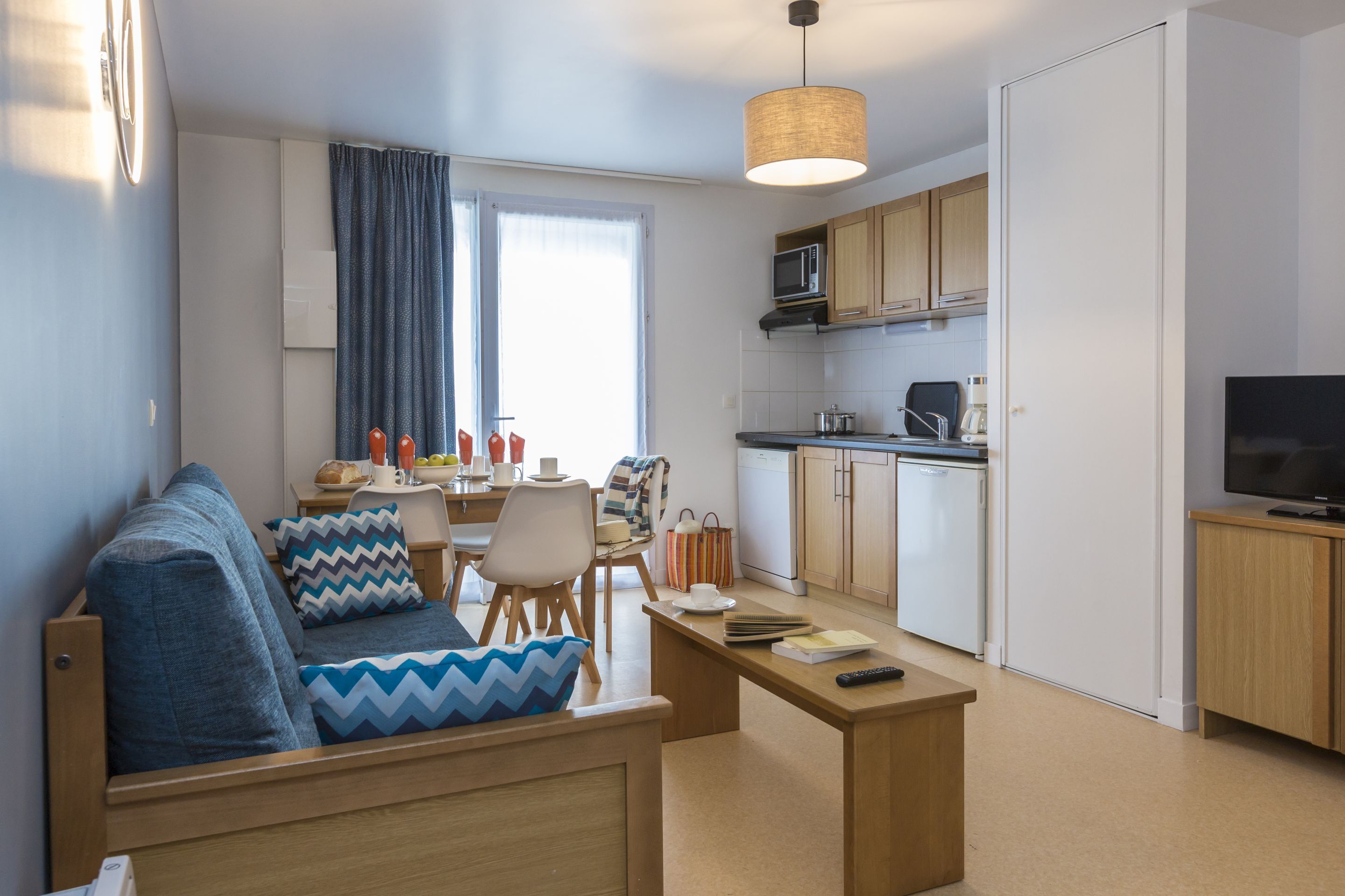 Un apartamento moderno con sala de estar, comedor y cocina.