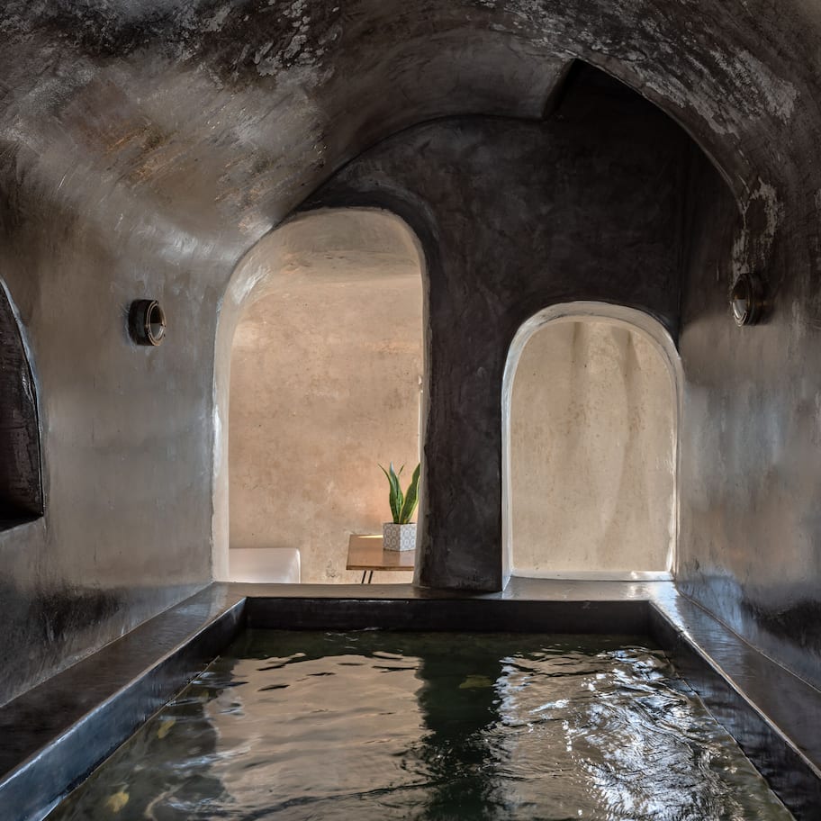 Deluxe Suite with Indoor Hot tub | Baño | Amenidades de baño de diseñador, secadora de cabello, batas, pantuflas