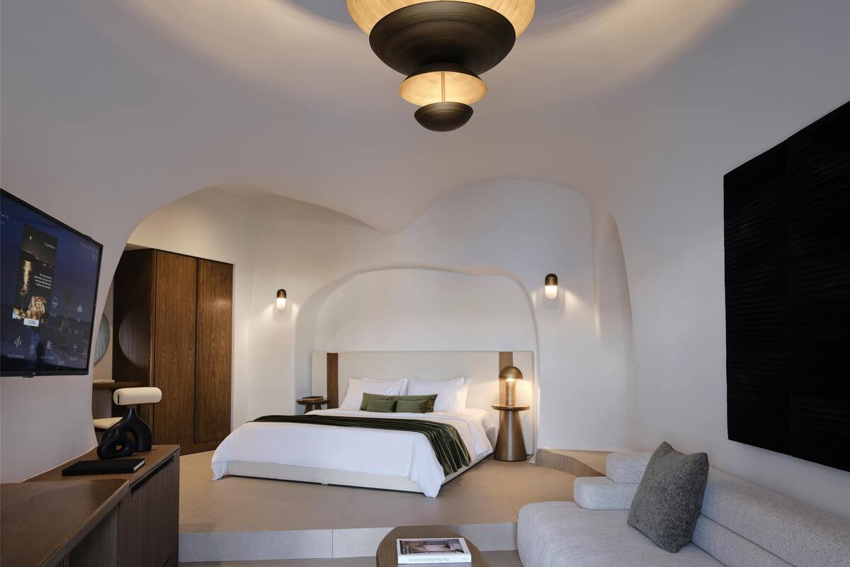 Deluxe Suite with Indoor Hot tub | Roupas de cama de algodĂŁo egĂpcio, camas Tempur-Pedic, frigobar