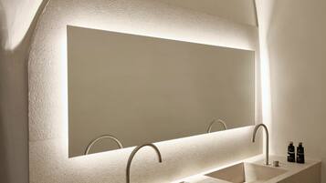 Deluxe Suite with Outdoor Hot tub | Spa