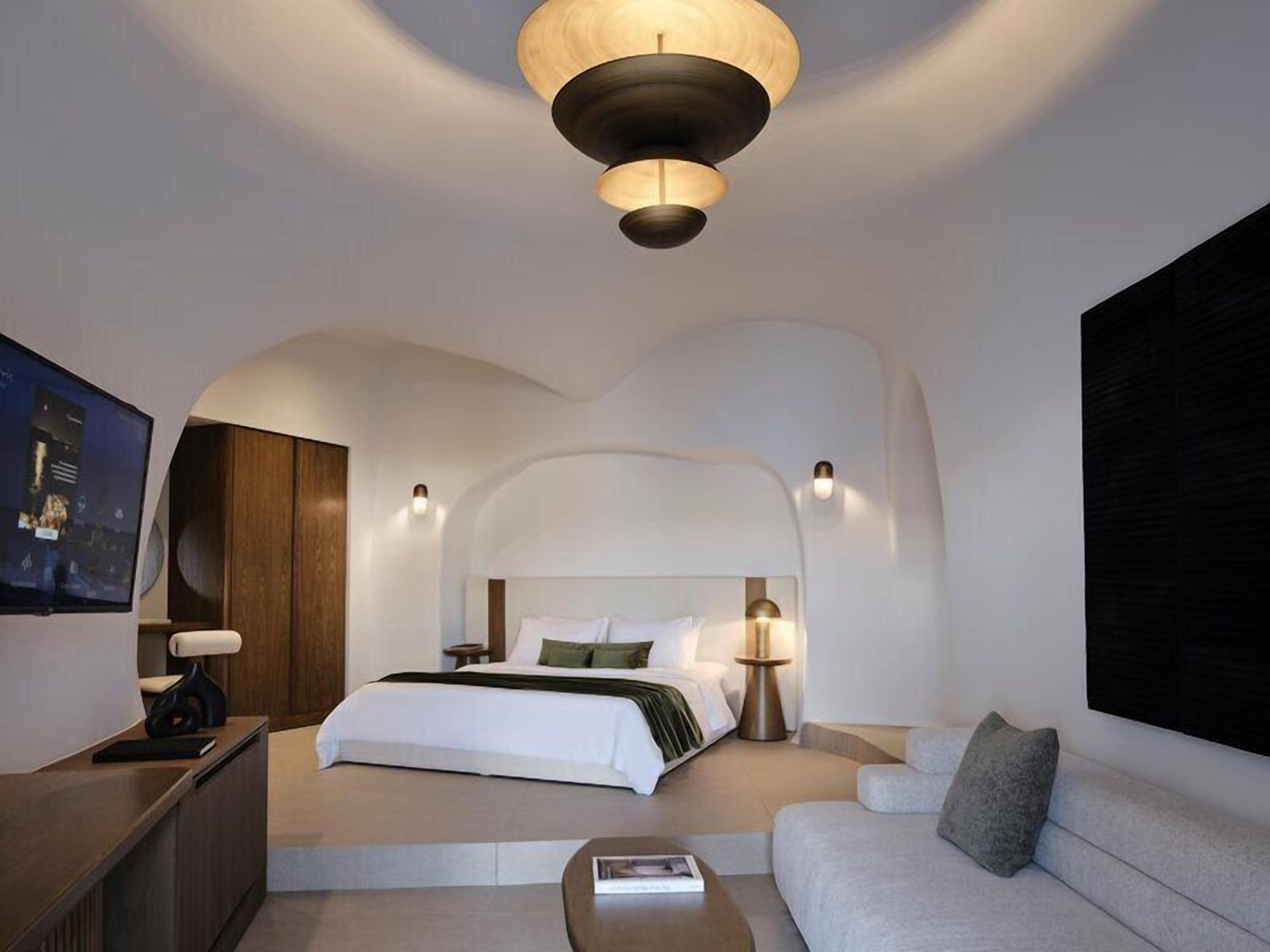Deluxe Suite with Indoor Hot tub | Egyptian cotton sheets, Tempur-Pedic beds, minibar, in-room safe