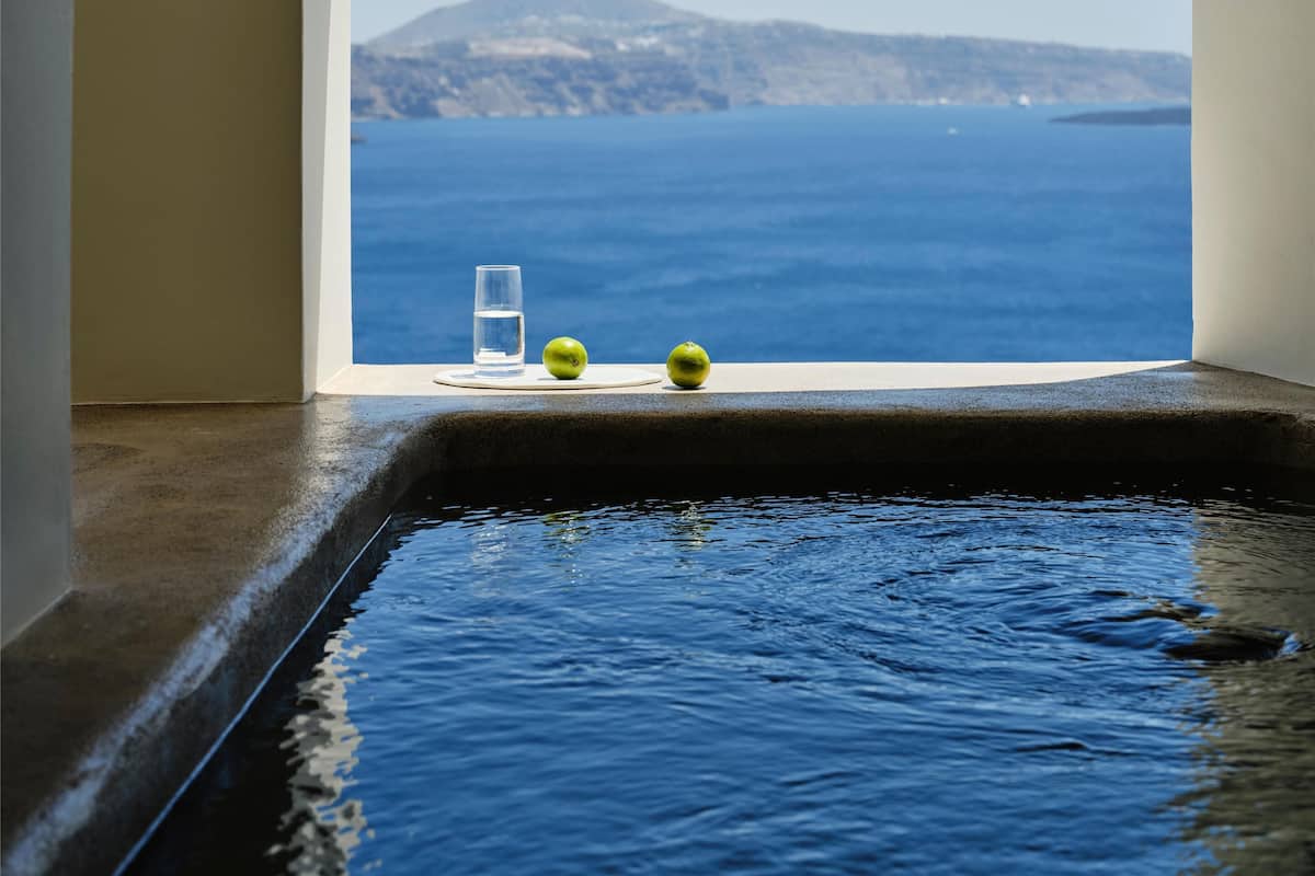 Honeymoon Suite with Outdoor Hot tub | 埃及棉床单、泰普尔床垫、迷你吧、客房内保险箱