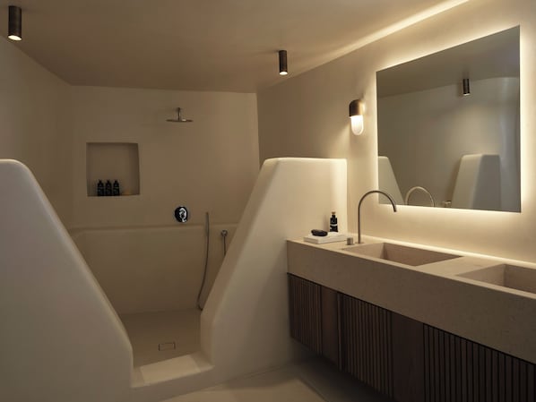 Sunset Villa Aristotelis | バスルーム | デザイナーバスアメニティ、ヘアドライヤー、バスローブ、スリッパ