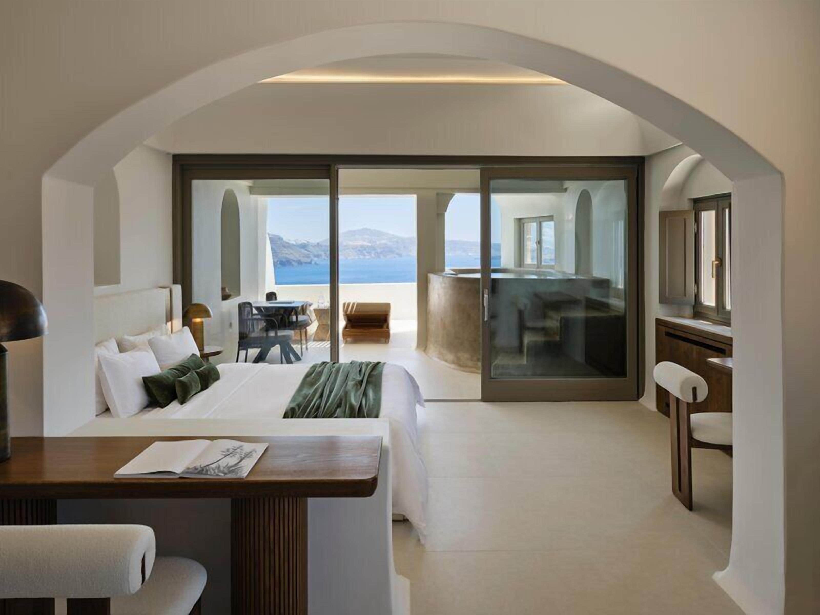 Honeymoon Suite with Outdoor Hot tub | Egyptian cotton sheets, Tempur-Pedic beds, minibar, in-room safe