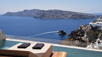 Sunset Villa Aristotelis | Alberca | Alberca al aire libre, sombrillas en la alberca y camastros