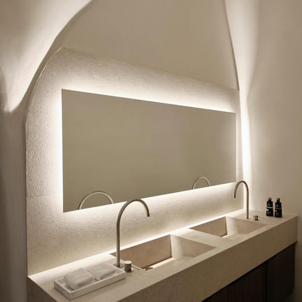 Deluxe Suite with Outdoor Hot tub | Bathroom | Designer toiletries, hair dryer, bathrobes, slippers